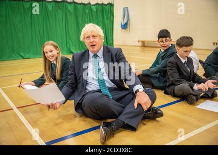 Primo Ministro Boris Johnson con Olivia Stokes in palestra partecipando a una sessione di induzione con anni sette come egli tour Castle Rock scuola, Coalville, nelle Midlands orientali. Foto Stock