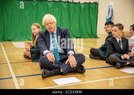 Primo Ministro Boris Johnson con Olivia Stokes in palestra partecipando a una sessione di induzione con anni sette come egli tour Castle Rock scuola, Coalville, nelle Midlands orientali. Foto Stock