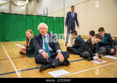 Primo Ministro Boris Johnson con Olivia Stokes in palestra partecipando a una sessione di induzione con anni sette come egli tour Castle Rock scuola, Coalville, nelle Midlands orientali. Foto Stock