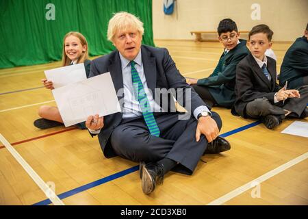 Primo Ministro Boris Johnson con Olivia Stokes in palestra partecipando a una sessione di induzione con anni sette come egli tour Castle Rock scuola, Coalville, nelle Midlands orientali. Foto Stock