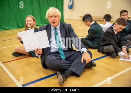 Primo Ministro Boris Johnson con Olivia Stokes in palestra partecipando a una sessione di induzione con anni sette come egli tour Castle Rock scuola, Coalville, nelle Midlands orientali. Foto Stock