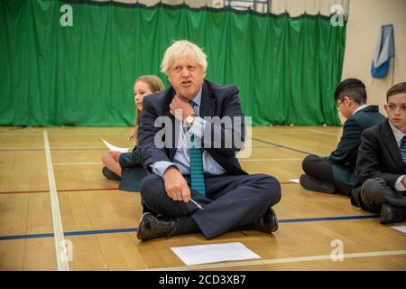 Primo Ministro Boris Johnson con Olivia Stokes in palestra partecipando a una sessione di induzione con anni sette come egli tour Castle Rock scuola, Coalville, nelle Midlands orientali. Foto Stock