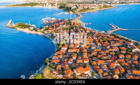 Nesebar, Bulgaria. Alba vista aerea della Mesembria antica città greca sul Mar Nero. Foto Stock