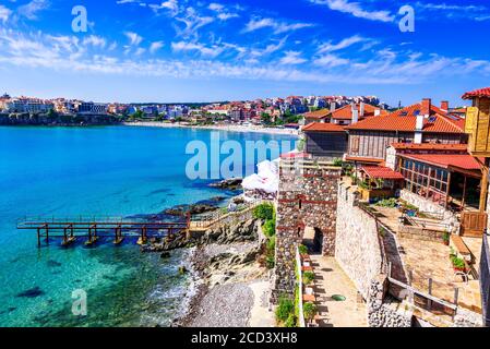 Sozopol, Bulgaria. Acque turchesi estive e antiche mura di Apollonia, Mar Nero. Foto Stock