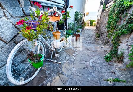 Sozopol, Bulgaria. Luce mattutina sulla costa del Mar Nero con vicolo stretto, punto di riferimento turistico dei Balcani Foto Stock