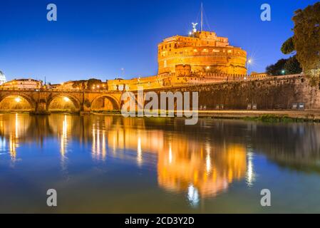 Roma, Italia - Castello di Sant'Angelo e ponte sul Tevere in Vaticano Foto Stock