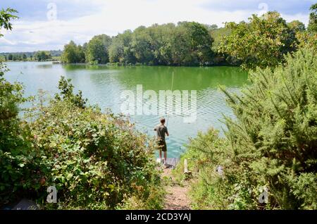 Pesca dei pescatori nelle zone umide di walthamstow serbatoi N17 ferry lane londra inghilterra Regno Unito Foto Stock