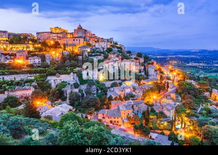 Gordes, Francia. Luberon Valley e bella vista idilliaco villaggio collinare in Provenza, Luberon, Vaucluse. Foto Stock