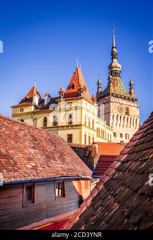 Sighisoara, Romania - scenario crepuscolo con centro medievale, Transilvania. Foto Stock