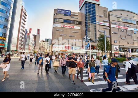 Pedoni e acquirenti vicino alla stazione di Nagoya, Giappone. Foto Stock