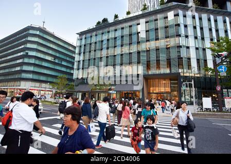 Pedoni e acquirenti vicino alla stazione di Nagoya, Giappone. Foto Stock