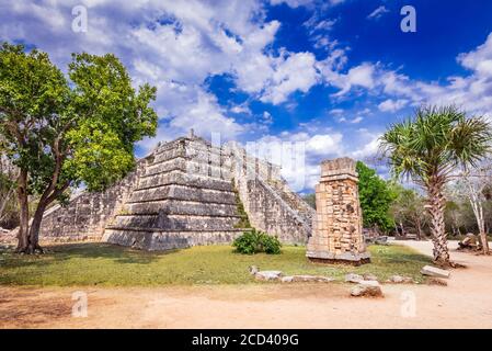 Chichen Itza, Messico. Ossario, la casa delle ossa o la tomba del sacerdote alto con le teste belle del serpente alla base. Foto Stock
