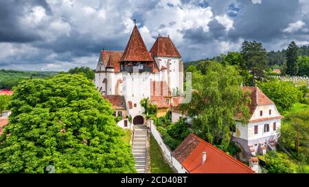 La chiesa fortificata di Bazna è un punto di riferimento sassone in Transilvania, Romania. Foto Stock