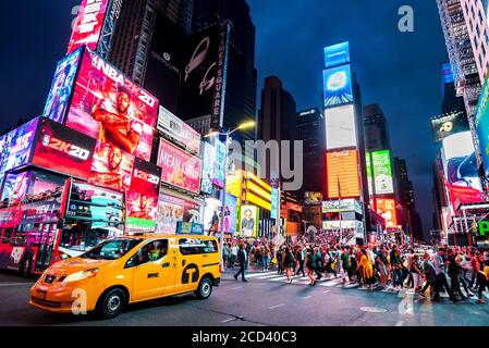 New York, USA - Settembre 2019: Times Square, Manhattan, trafficata intersezione turistica con Broadway, arte al neon, commercio e una strada iconica un simbolo di Foto Stock