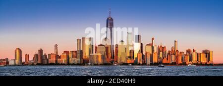 New York. Splendida vista dello skyline di Lower Manhattan dal New Jersey, Stati Uniti d'America. Foto Stock