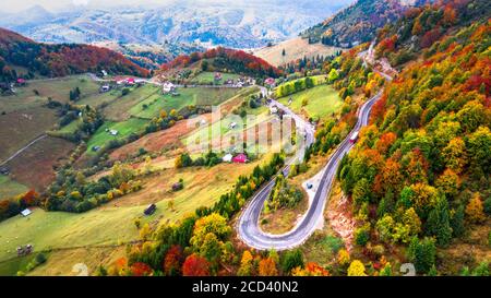 Rucar-Bran, Romania. Vista aerea con colori autunnali sull'autostrada rumena, Carpazi Montagne Foto Stock
