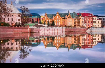 Wroclaw, Polonia. Storica isola della Cattedrale con case colorate che riflettono l'acqua sul fiume Oder. Foto Stock