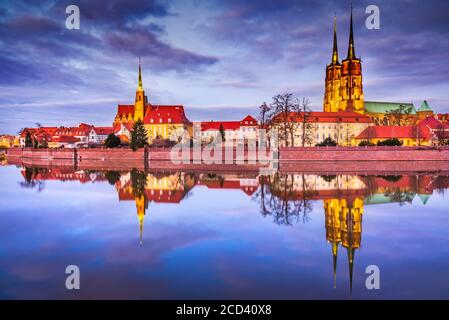 Wroclaw, Polonia. Storica isola della cattedrale nella città vecchia di Wroclaw con il riflesso dell'acqua del fiume Oder. Foto Stock