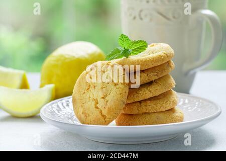 Biscotti al limone appena sfornati fatti in casa con cioccolato bianco. Dessert per buongustai. Messa a fuoco selettiva Foto Stock