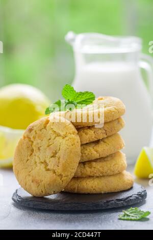 Biscotti al limone appena sfornati fatti in casa con cioccolato bianco. Dessert per buongustai. Messa a fuoco selettiva Foto Stock