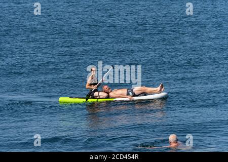 Malmo, Svezia - 16 agosto 2020: Una calda giornata estiva e la gente gode di sport acquatici Foto Stock