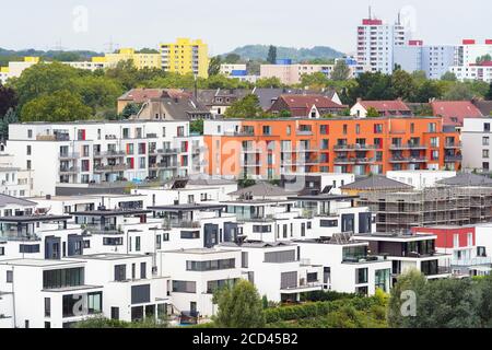 Dortmund, 26.08.2020: Neue Wohn- und Mehrfamilienhäuser rund um den Dortmund Phönixsee im Stadtteil Hörde. Auf diesem Gelände stand das ehemalige Phoenix-Hüttenwerk. --- Dortmund, 26 agosto 2020: Nuove case residenziali e multi-famiglia intorno al lago Dortmund Phoenix (Phönixsee) nel distretto di Hörde. L'ex Phoenix acciaio opere sorgeva su questo sito. Foto Stock