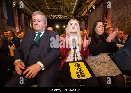 Glasgow, Scozia, Regno Unito. 27 novembre 2019. Nella foto: (A sinistra) Ian Blackford MP; (seconda a sinistra) Amy Callaghan MP. Lancio del manifesto elettorale ufficiale del Partito Nazionale Scozzese (SNP) per le elezioni generali del 12 dicembre 2019. Foto Stock