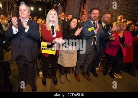 Glasgow, Scozia, Regno Unito. 27 novembre 2019. Nella foto: (A sinistra) Ian Blackford MP; (seconda a sinistra) Amy Callaghan MP. Lancio del manifesto elettorale ufficiale del Partito Nazionale Scozzese (SNP) per le elezioni generali del 12 dicembre 2019. Foto Stock