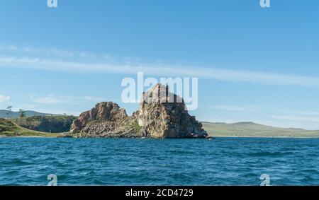 Shamanka Rock su Olkhon. Capo Burhan. Splendido paesaggio del lago Siberiano Baikal. Concetto di viaggio. Foto Stock