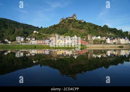 Cochem visto dal lato opposto del fiume Mosella, Germania Foto Stock