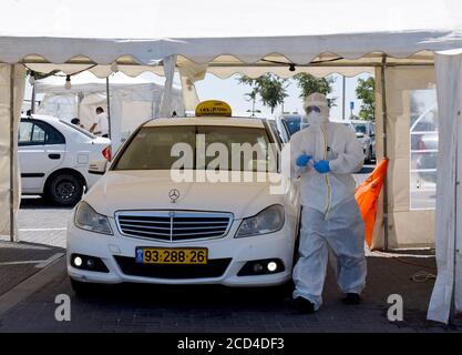 Gerusalemme Est, Israele. 26 Agosto 2020. Un operatore sanitario con il servizio di emergenza nazionale israeliano, Magen David Adam, indossa un equipaggiamento protettivo mentre prende i tamponi per testare COVID-19 in un centro di test drive through a Gerusalemme Est, mercoledì 26 agosto 2020. Per la prima volta questo mese, il numero di casi giornalieri COVID-19 in Israele ha quasi superato i 2,000 ed è diffuso nelle comunità arabe. Foto di Debbie Hill/UPI Credit: UPI/Alamy Live News Foto Stock