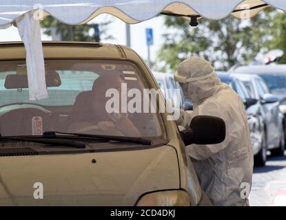 Gerusalemme Est, Israele. 26 Agosto 2020. Un operatore sanitario con il servizio di emergenza nazionale israeliano, Magen David Adam, indossa un equipaggiamento protettivo mentre prende i tamponi per testare COVID-19 in un centro di test drive through a Gerusalemme Est, mercoledì 26 agosto 2020. Per la prima volta questo mese, il numero di casi giornalieri COVID-19 in Israele ha quasi superato i 2,000 ed è diffuso nelle comunità arabe. Foto di Debbie Hill/UPI Credit: UPI/Alamy Live News Foto Stock