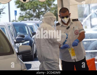 Gerusalemme Est, Israele. 26 Agosto 2020. Un operatore sanitario con il servizio di emergenza nazionale israeliano, Magen David Adam, indossa un equipaggiamento protettivo mentre prende i tamponi per testare COVID-19 in un centro di test drive through a Gerusalemme Est, mercoledì 26 agosto 2020. Per la prima volta questo mese, il numero di casi giornalieri COVID-19 in Israele ha quasi superato i 2,000 ed è diffuso nelle comunità arabe. Foto di Debbie Hill/UPI Credit: UPI/Alamy Live News Foto Stock