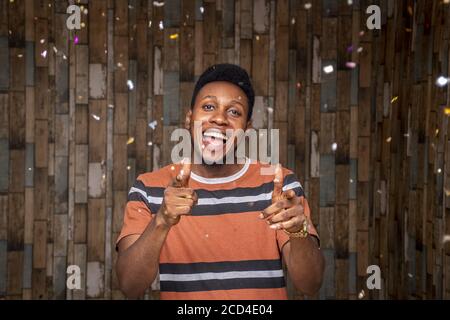 Primo piano di un felice giovane africano Foto Stock