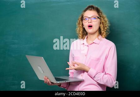 Studente STEM. Scuola online. Corso di insegnamento online. Informatica e programmazione. Studiare online. Processo remoto. Notebook per insegnanti che cerca informazioni sfondo lavagna. Donna computer portatile che naviga in Internet. Foto Stock
