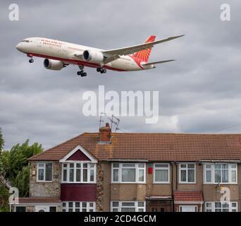 Aeroporto di Heathrow, Londra, Regno Unito. 26 agosto 2020. Air India Boeing 787 Dreamliner VT-ANM da Mumbai su Myrtle Avenue in avvicinamento alla pista 27L a Heathrow in vento di raffiche, i resti di Storm Francis. La pandemia di COVID-19 ha visto il crollo dell'industria aerea in tutto il mondo, con circa il 11% dei passeggeri a Heathrow nel luglio 2020 rispetto allo stesso mese del 2019, e circa il 25% dei movimenti del traffico aereo a Heathrow nel luglio 2020 rispetto al luglio 2019. Credito: Malcolm Park/Alamy. Foto Stock