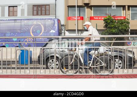 Pista ciclabile separata dal traffico nella città di Las Palmas sulla Gran Canaria, Isole Canarie, Spagna. Foto Stock