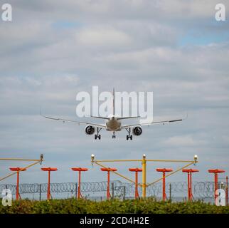 Aeroporto di Heathrow, Londra, Regno Unito. 26 agosto 2020. TOCCA Air Portugal Airbus A320 CS-TVG per avvicinati alla pista 27L di Heathrow. La pandemia di COVID-19 ha visto il crollo dell'industria aerea in tutto il mondo, con circa il 11% dei passeggeri a Heathrow nel luglio 2020 rispetto allo stesso mese del 2019, e circa il 25% dei movimenti del traffico aereo a Heathrow nel luglio 2020 rispetto al luglio 2019. Credito: Malcolm Park/Alamy. Foto Stock