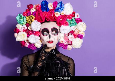 Foto della bellissima sposa morta giorno della morte calaverita katrina viso tatuaggio zombie ornamento aspetto sly spazio vuoto fascia floreale nero tradizionale Foto Stock