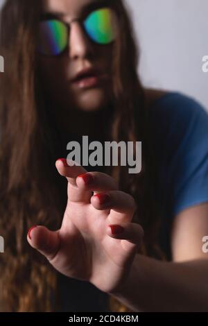 Donna millenaria che indossa occhiali alografici. Concetto di realtà aumentata. Foto Stock