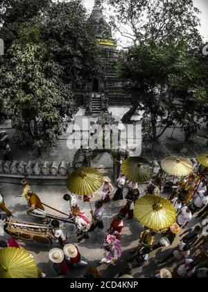 Fare meriti in un tempio buddista nel nord della Thailandia Foto Stock