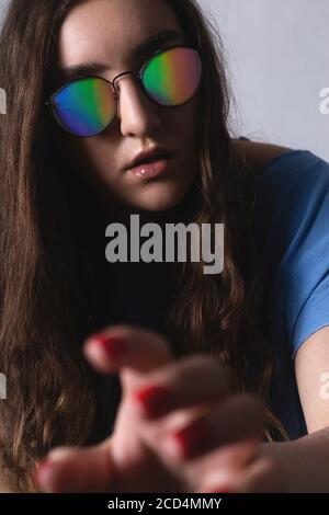 Donna millenaria che indossa occhiali alografici. Concetto di realtà aumentata. Foto Stock