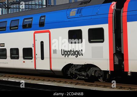 Uppsala, Svezia 20200811 'Upptåget' al binario della stazione centrale di Uppsala a Uppsala. 'Upptåget' è il treno locale della UL che gestisce le linee Uppsala-Tierp-Skutskär-Gävle e Uppsala-Heby-Sala. UL è il marchio del trasporto pubblico di cui è responsabile la Regione Uppsala. Foto Gippe Gustafsson Foto Stock