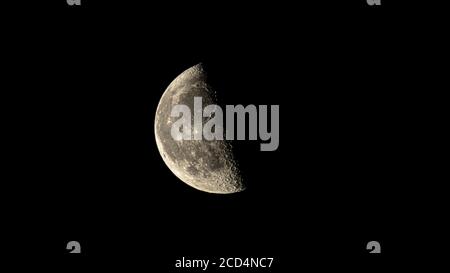 Luna. Un'immagine della mezza luna in declino. 2020. Foto Stock