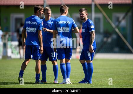 I capitani della squadra Jerome Gondorf (KSC) dopo la fine del gioco (a destra) con: Benjamin Goller (KSC), Marco Thiede (KSC), Marvin Wanitzek (KSC), (da sinistra). GES / Calcio / 2 Bundesliga: Karlsruher SC - campo di allenamento, test match: FSV Zwickau - KSC, 26 agosto 2020 Calcio: 2 Bundesliga: Campo di allenamento KSC, test match: FSV Zwickau - KSC, Bad Leonfelden, 26 agosto 2020 | usage worldwide Foto Stock