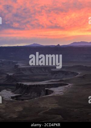 Un tramonto spettacolare, che colora il cielo rosa e dorato, sul canyon del fiume Verde, come si vede dal punto di vista dell'isola nel cielo Mesa a Canyonla Foto Stock