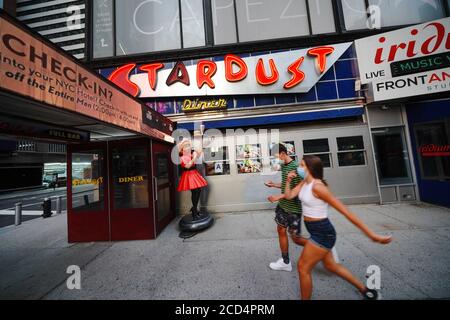 -New York, NY - 20200606 - la riapertura continua nella fase 4 attraverso le aree densamente popolate di New York e New Jersey Musical Midtown Staple Ellen's Stardust Diner May Close for Good, Deve 600.000 dollari in affitto mentre New York City entra nella fase 4 della riapertura a seguito delle restrizioni imposte per rallentare la diffusione del coronavirus il 25 luglio 2020 a New York City. La quarta fase consente di praticare arte e intrattenimento all'aperto, eventi sportivi senza tifosi e produzioni multimediali. -IMMAGINE: Vista generale -FOTO di: JOHN NACION/startraksphoto.com questa è un'immagine editoriale, gestita dai diritti. Contattare Startraks Photo Foto Stock