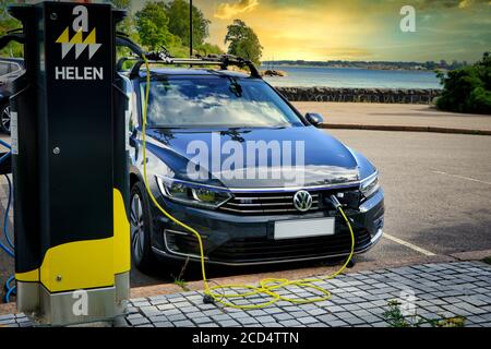 Batteria di ricarica per auto elettriche ibride plug-in Volkswagen Passat GTE presso il punto di ricarica di Helen. Helsinki, Finlandia. 24 agosto 2020. Foto Stock