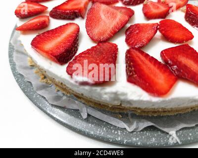 torta di fragole con yogurt e panna Foto Stock