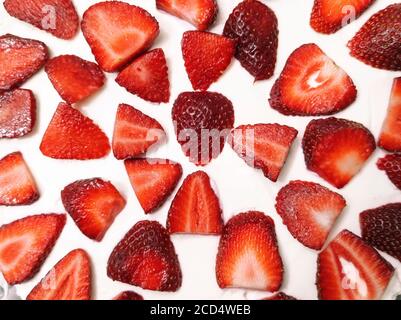 torta di fragole con yogurt e panna Foto Stock